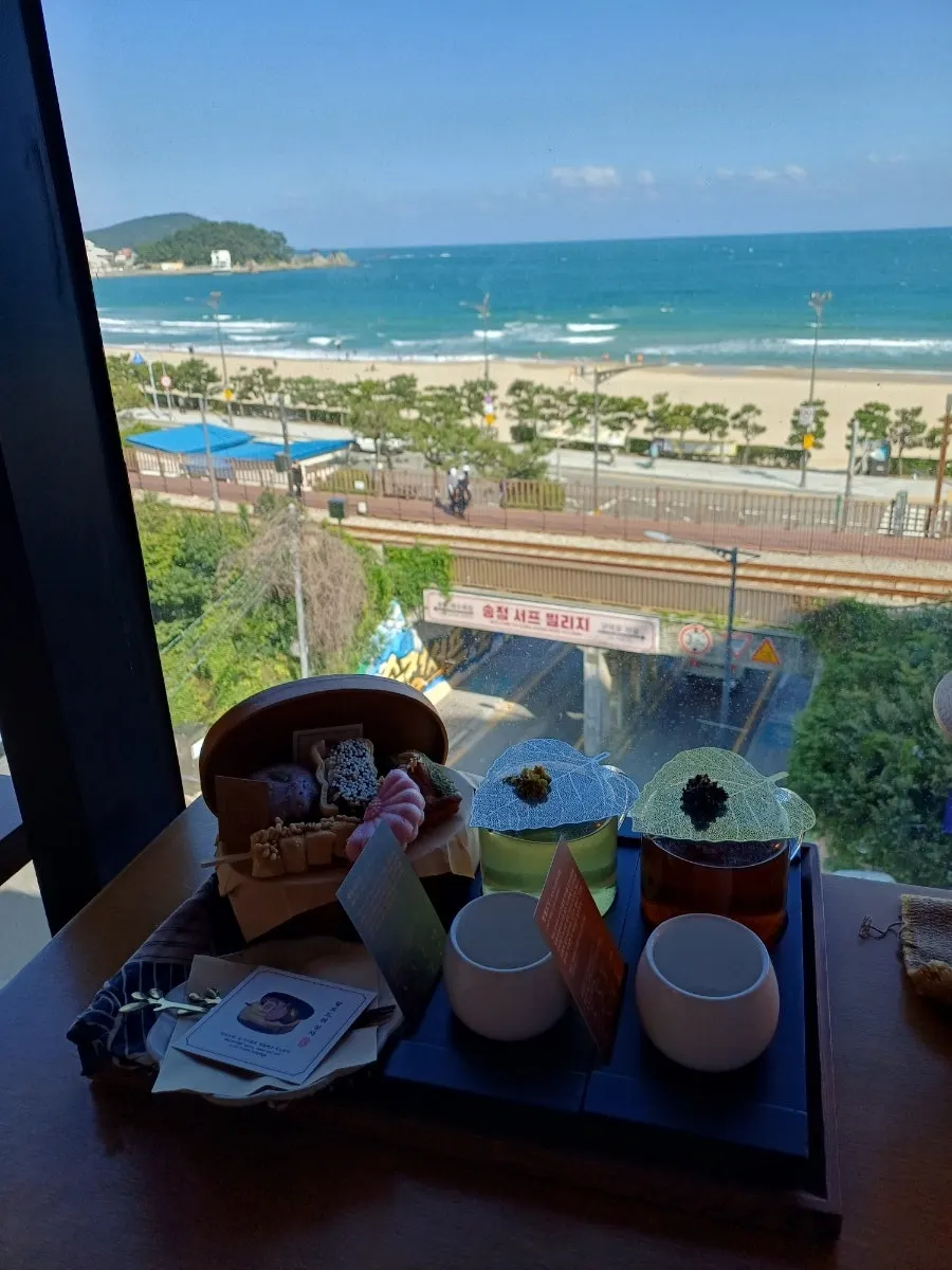나뭇잎 모양 덮개를 올린 찻잔