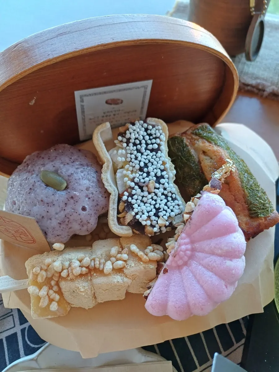 차와 함께 세팅한 달보드레 상자