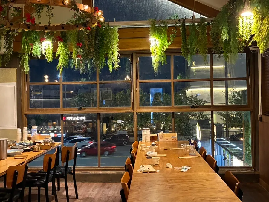 Spacious dining hall seating at Songjeongok Songjeong Main Branch