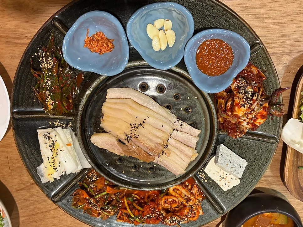Generously laid out side dishes for the abalone pot rice set for two
