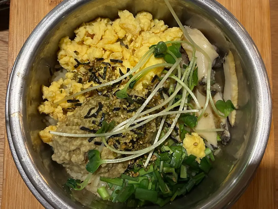 Lid removed from the Songjeongok abalone pot rice