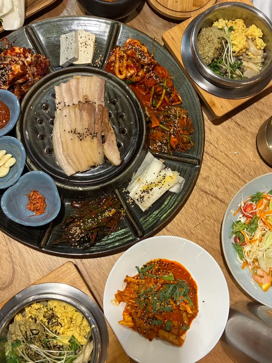 Empty bowls marking the end of the meal at Songjeongok