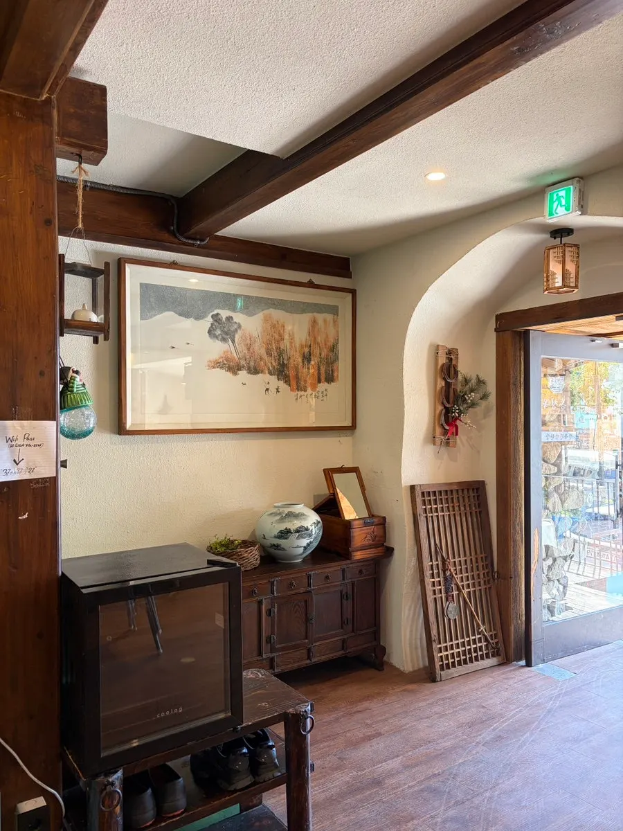 Traditional Korean-style interior at Songjeongok