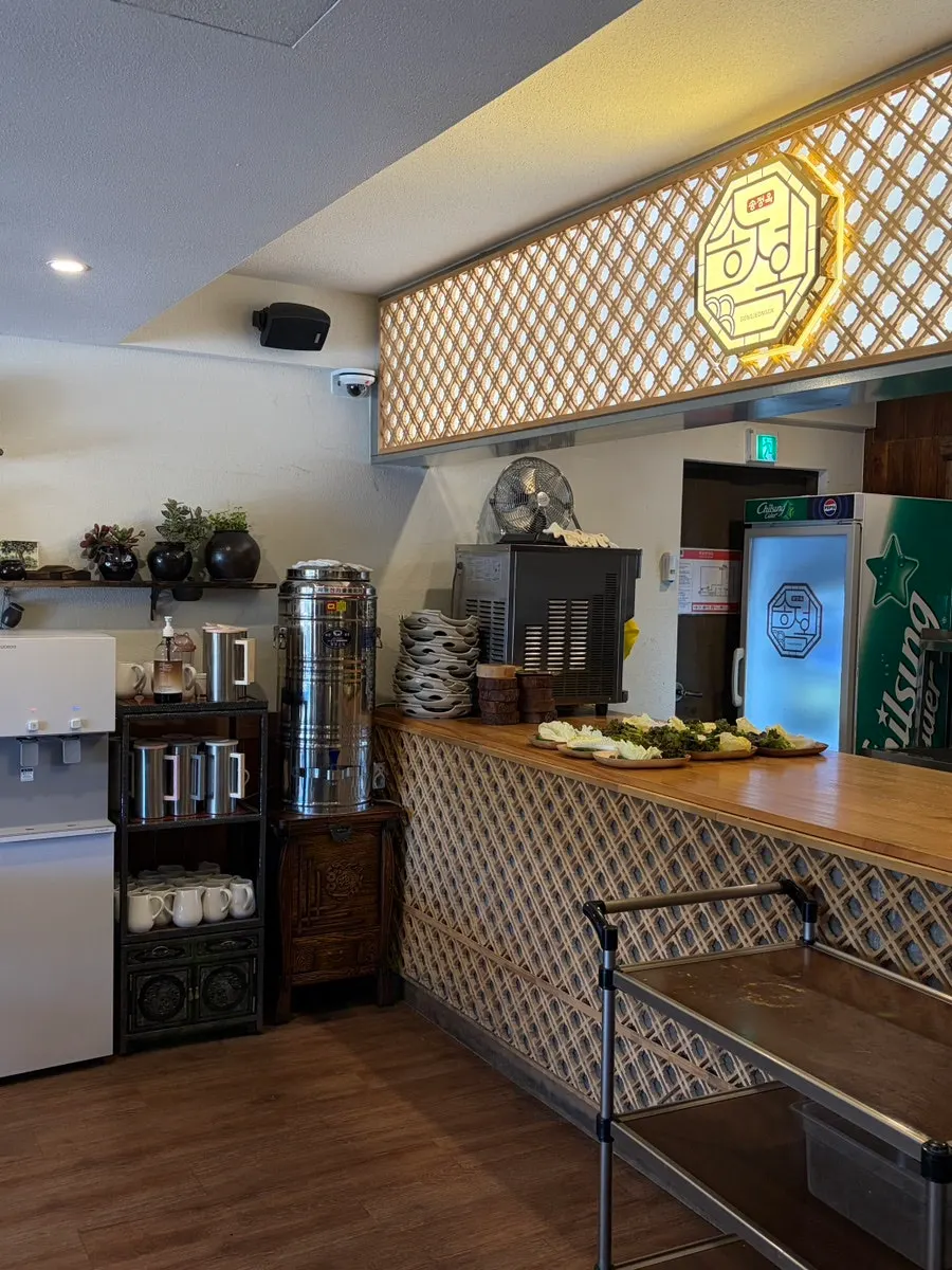 Traditional indoor space at Songjeongok
