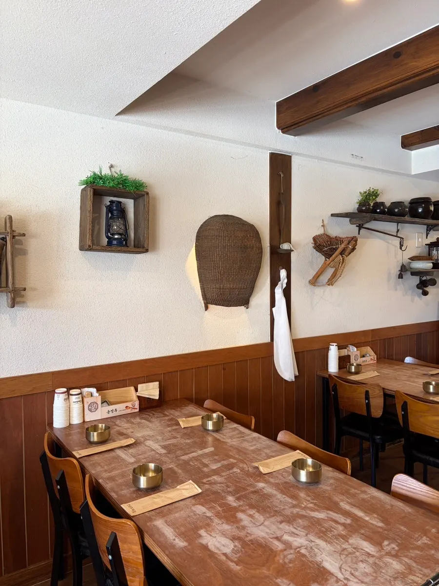 Songjeongok interior with traditional ornaments