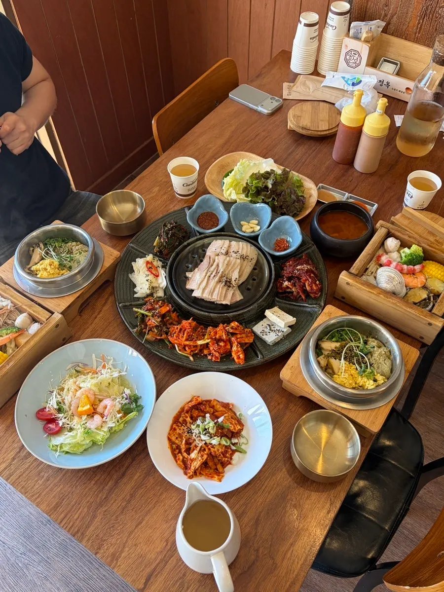 Two-person abalone pot rice and seafood hinoki-steam table set