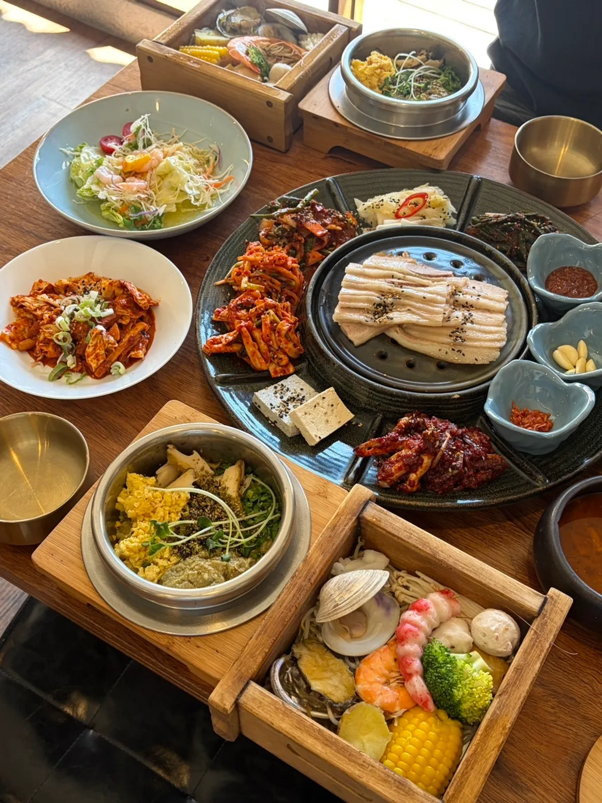 Generous abalone pot rice and seafood hinoki-steam spread