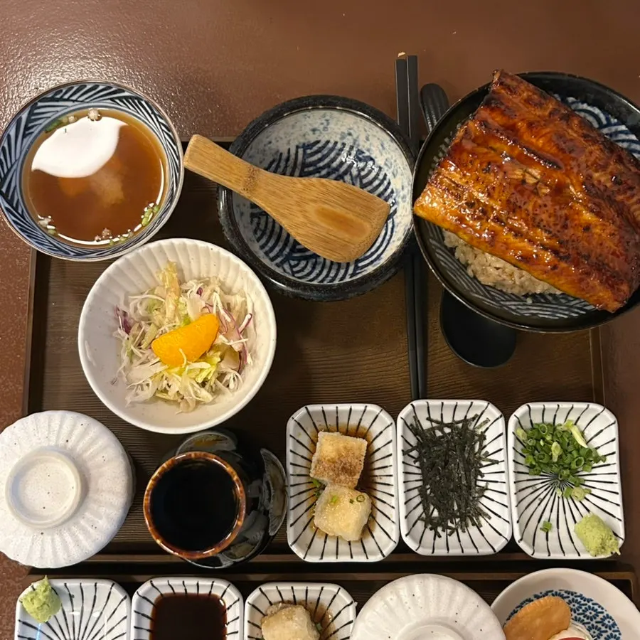 연어덮밥 한상차림 사진