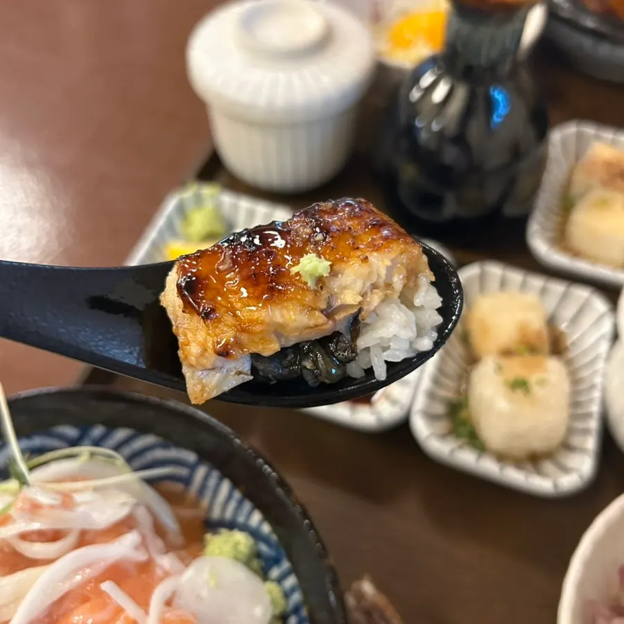 두툼한 연어덮밥 관련 사진