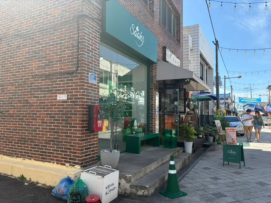 Exterior of Ssukseu Choco Pie inside 1913 Songjeong Station Market