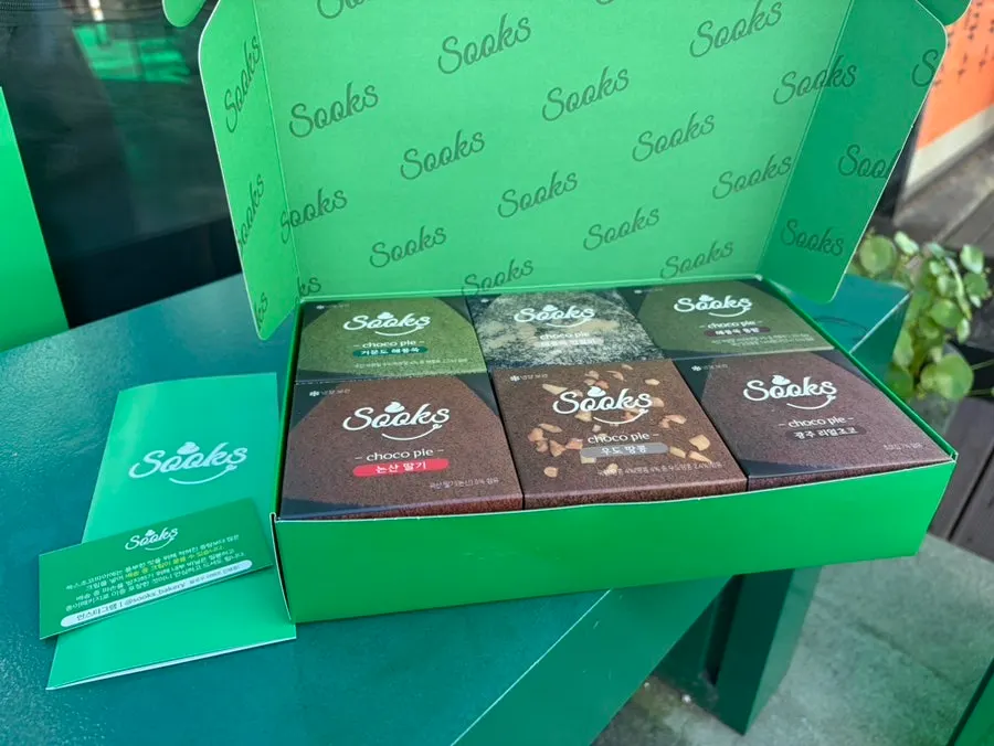 Gift-wrapped choco pie set from Ssukseu Choco Pie