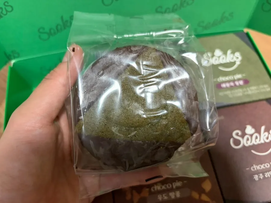 Individually packaged mugwort choco pies inside the box