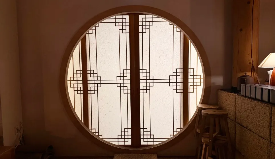 A round door with hanok aesthetic sensibility