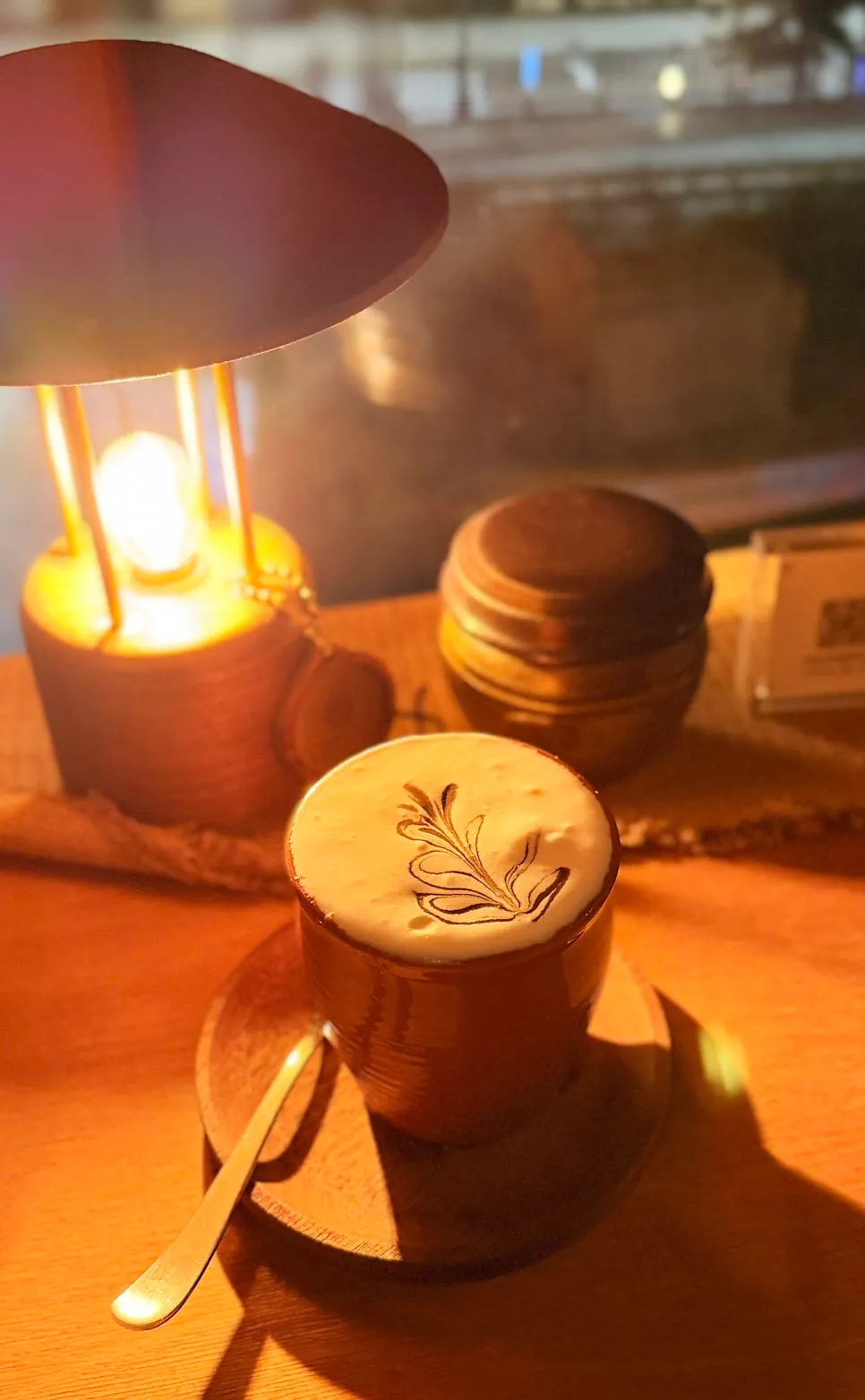 Close-up of the Bammaseul Wol tea cocktail glass