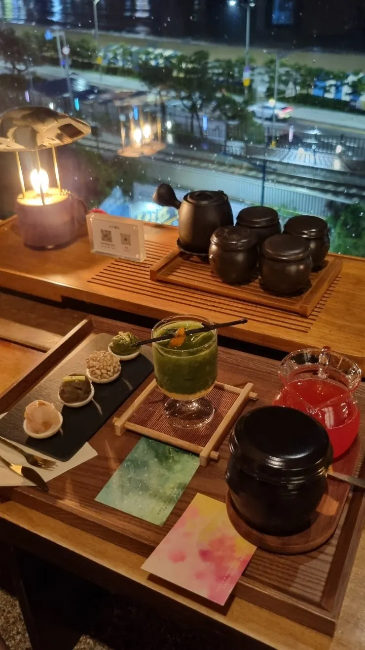 Bammasil tea cocktails placed on the table