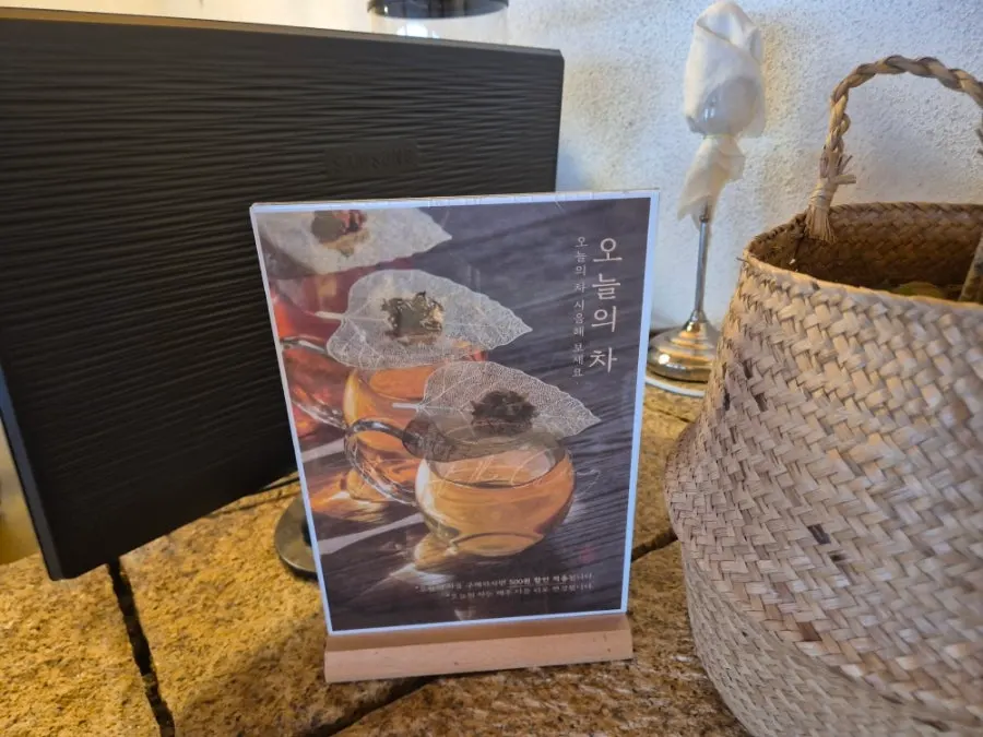 달보드레 상자와 음료를 함께 놓은 테이블