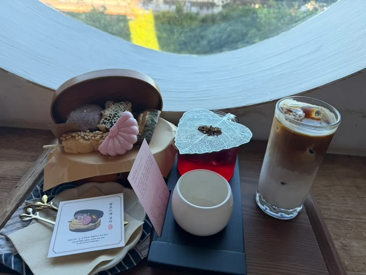 오션뷰 좌식 테이블에 놓인 달보드레상자와 차