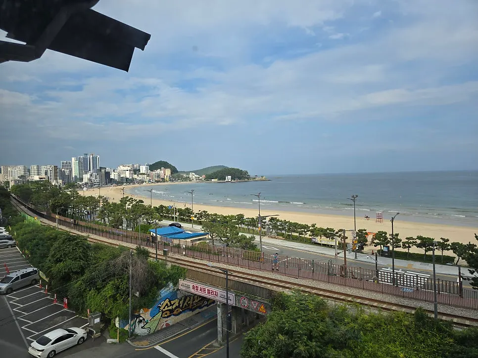 통창으로 송정 바다가 보이는 4층 실내