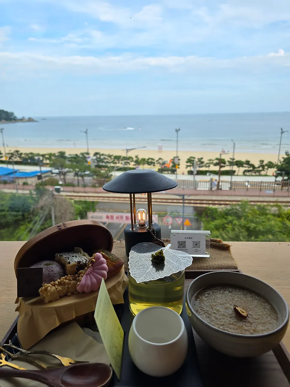오션뷰 창가 좌석에서의 휴식