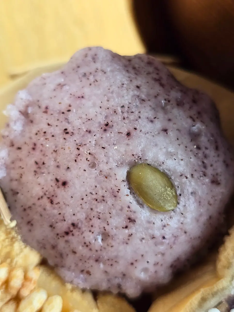 창가에서 즐기는 차와 디저트
