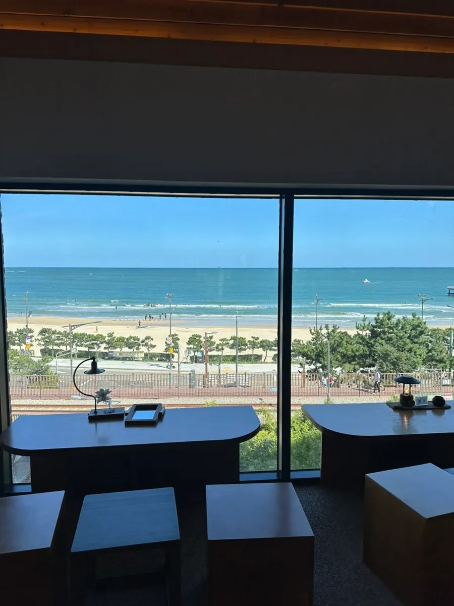 Ocean view of Songjeong seen from the 4th floor of Suwolgyeonghwa