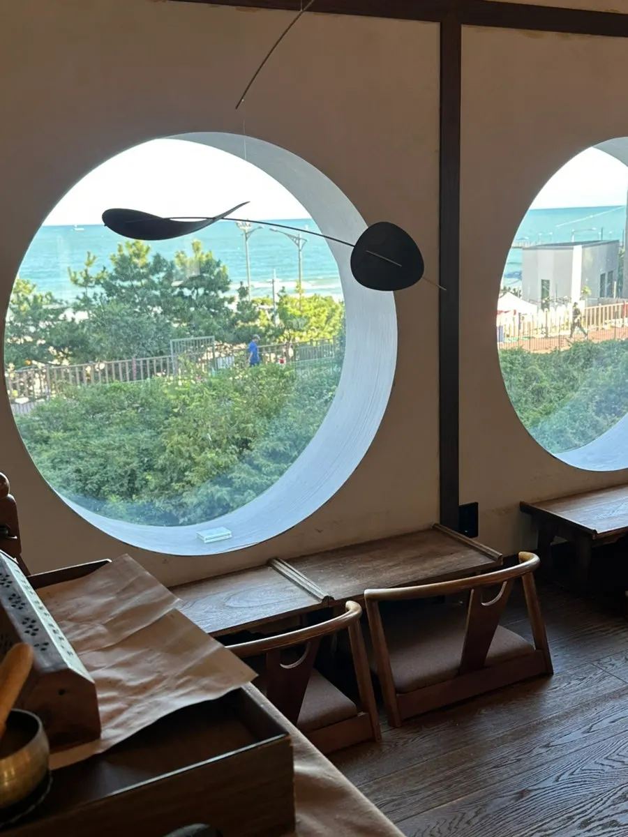 Floor-seating tables on the 3rd floor of Suwolgyeonghwa