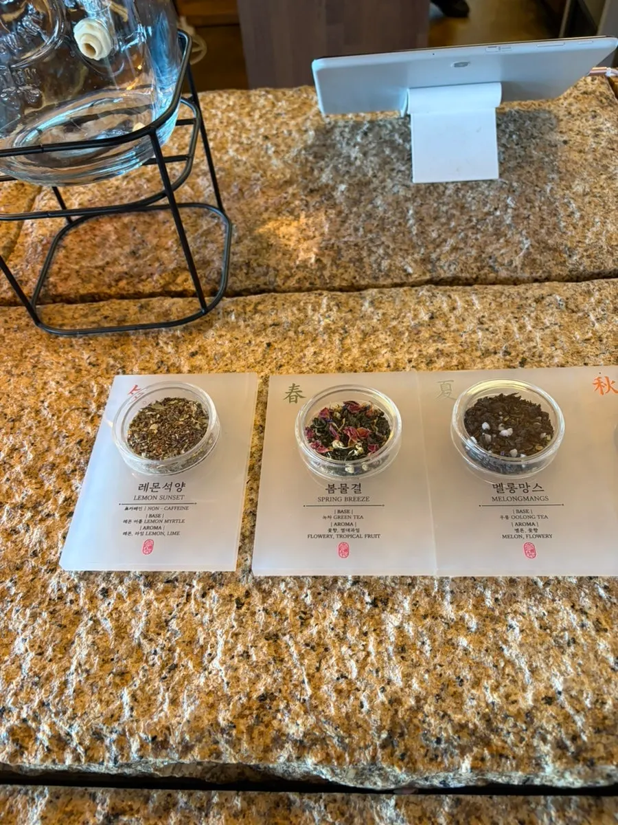 Scent-testing display shelf for smelling the teas
