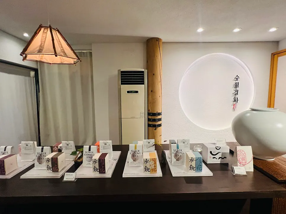 Display area where tea can be purchased