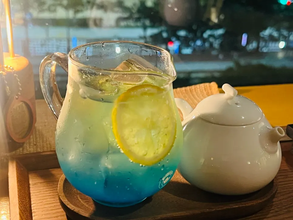 The blue-colored Bammasil-exclusive drink Su (水)