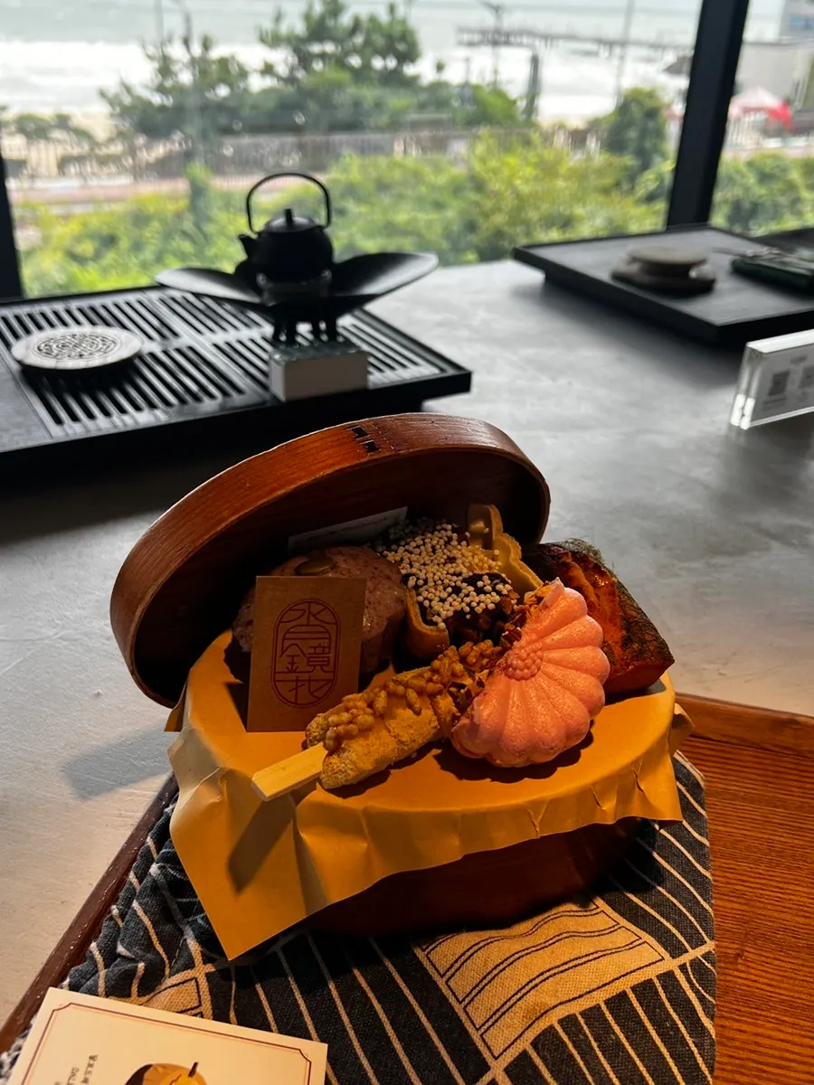 창가석에 놓인 봄물결 아이스와 디저트