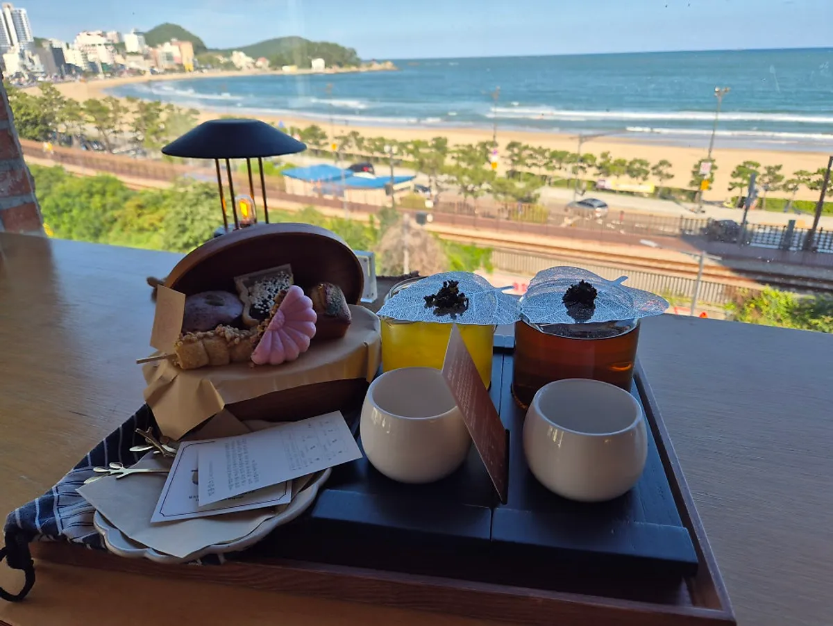 송정 바다가 보이는 수월경화 창가와 차 한 잔