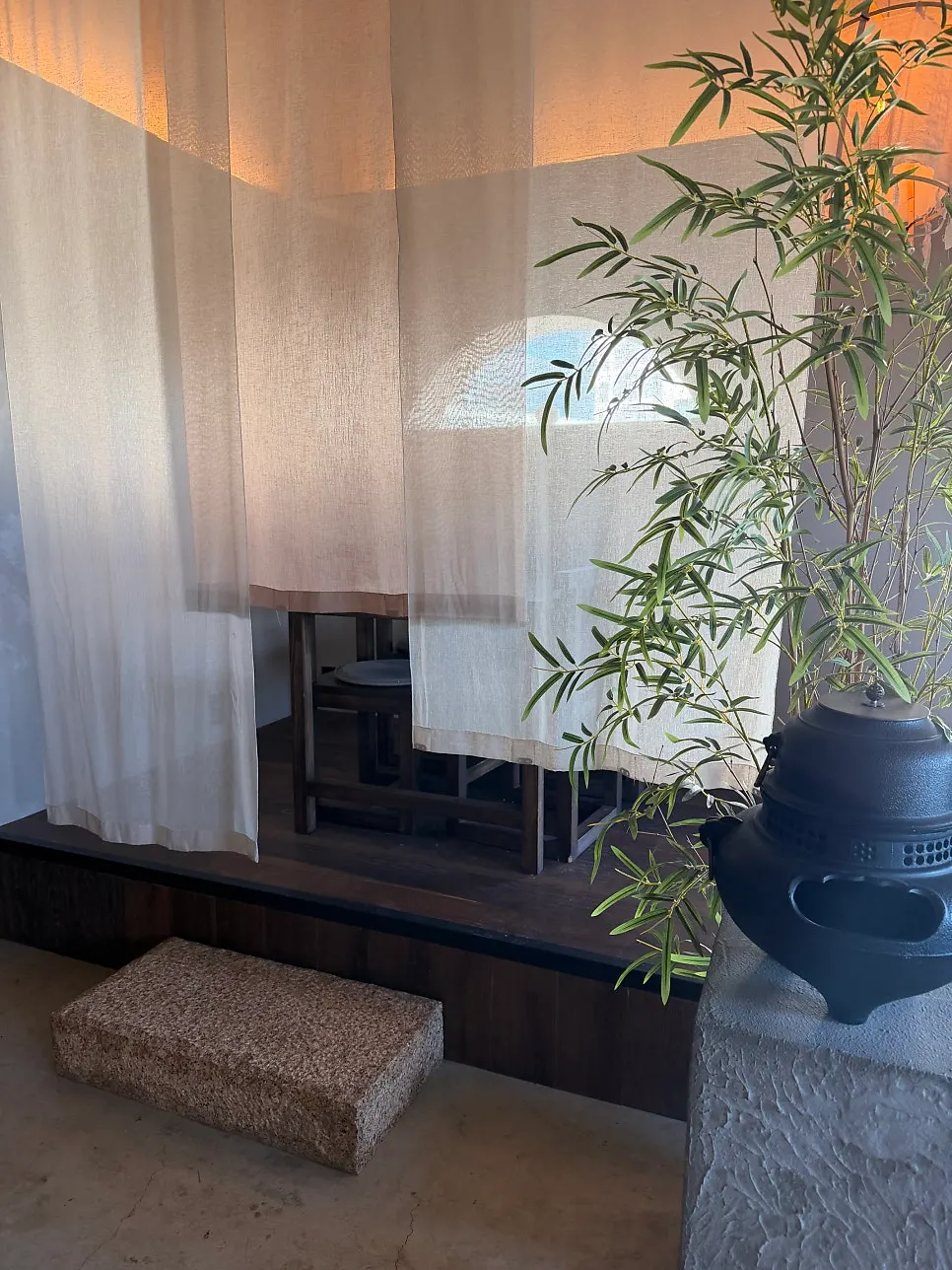 Ocean view and central group table on the 3rd floor of Suwolgyeonghwa