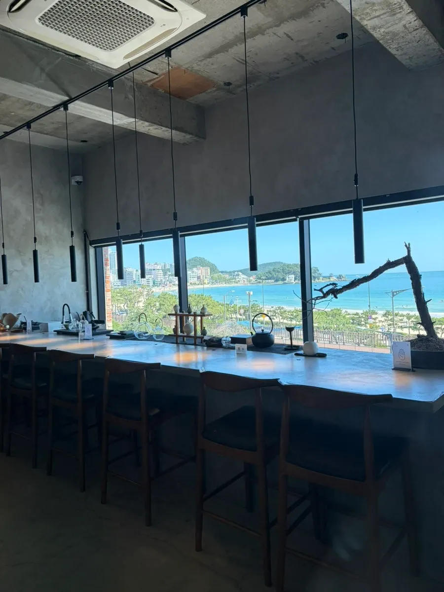 수월경화 4층 통창 너머 송정 바다
