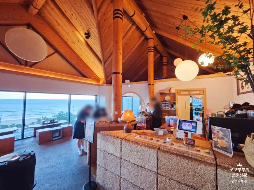 Ocean view of Songjeong Beach beyond the hanok-style interior