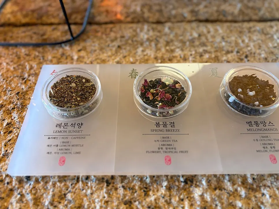 Suwolgyeonghwa menu listing tea names and aroma descriptions