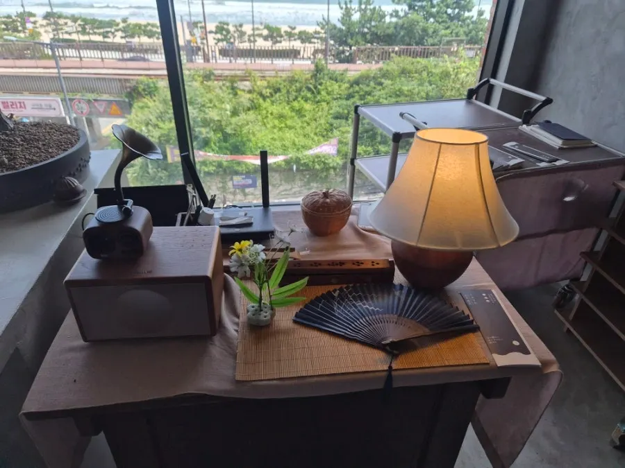 Old-fashioned decor pieces inside Suwolgyeonghwa