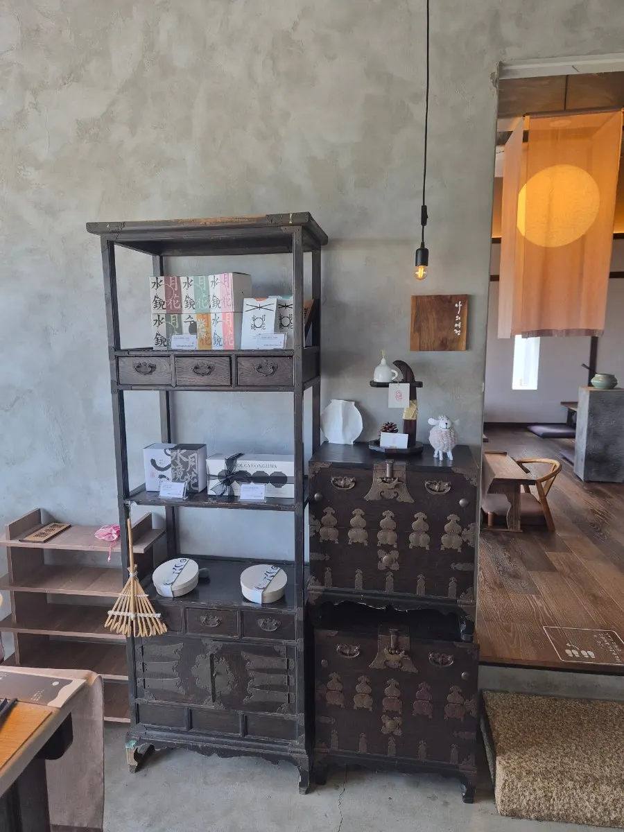 Display of upscale-feeling café decor items