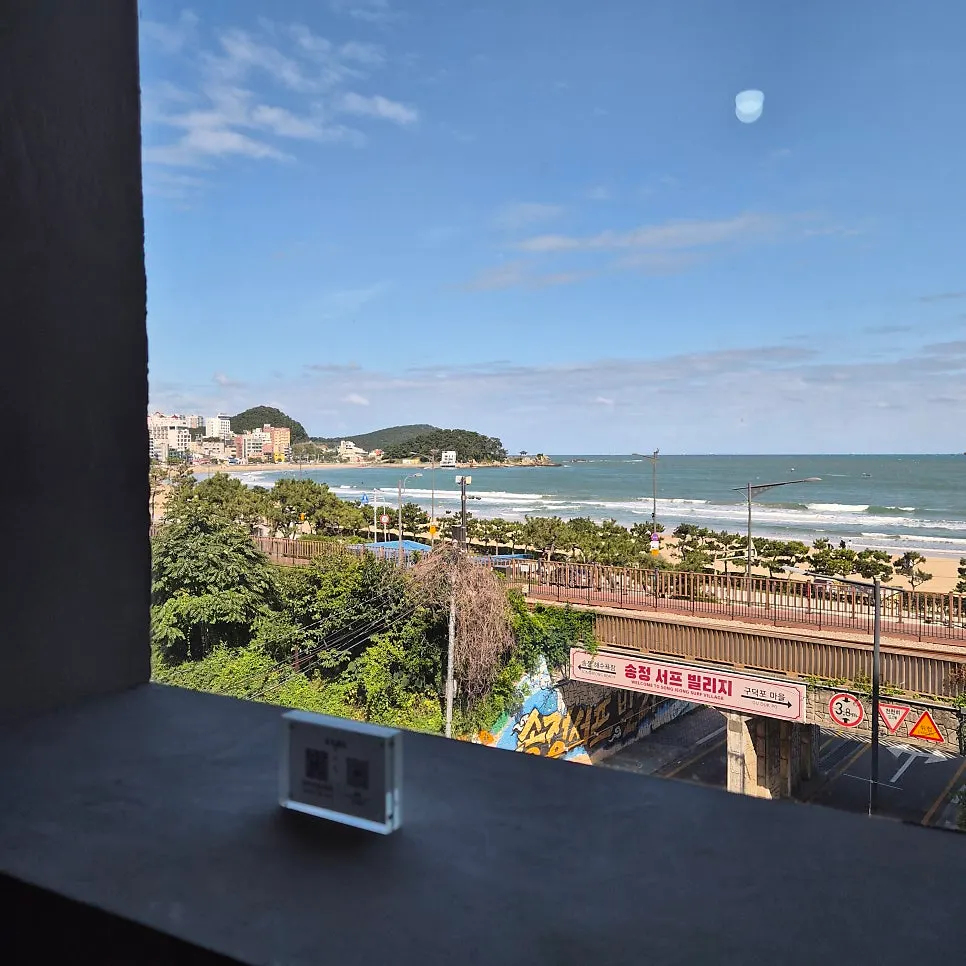 창가석에서 보이는 송정해수욕장과 해변열차 뷰