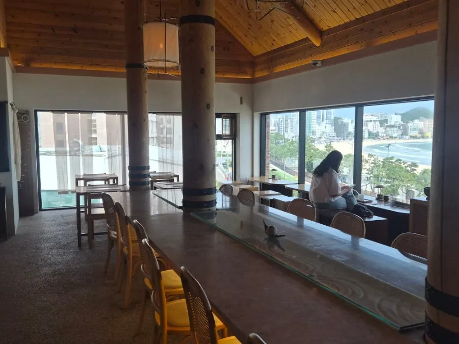 Suwolgyeonghwa's 4th floor with floor-to-ceiling ocean view windows