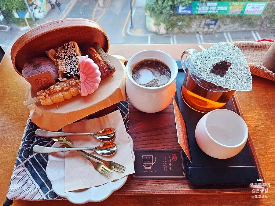 Dalbodeure dessert box and drink on the table