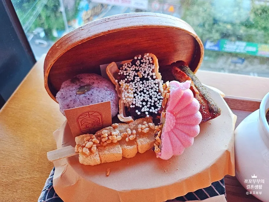 Beautifully arranged Dalbodeure dessert box