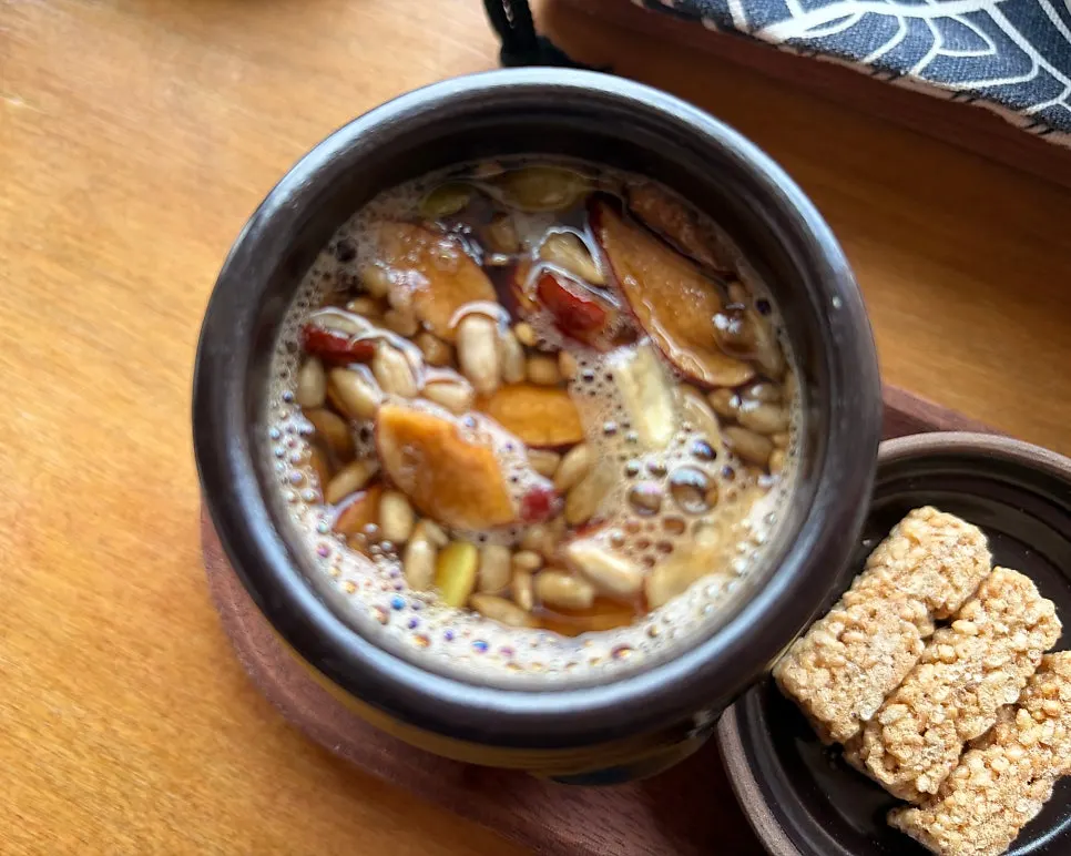 Suwolgyeonghwa's ssanghwacha topped with nuts