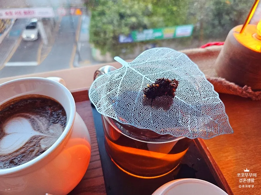 Hyeonwol Hojicha served alongside the Dalbodeure box