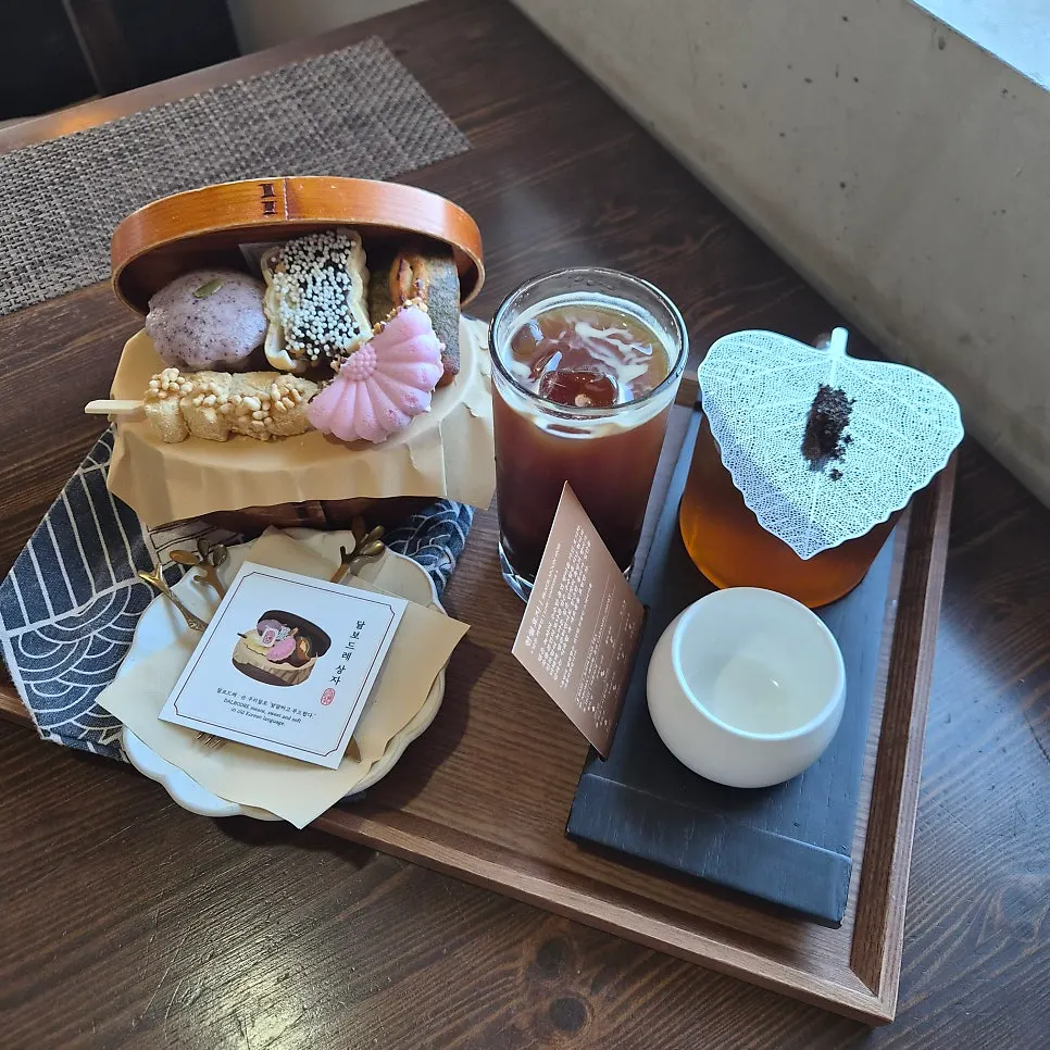 부산 송정 오션뷰 카페 현월호지 흑당과 가나슈 모나카, 수월경화