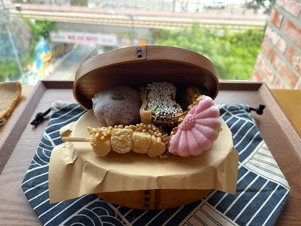 Ssanghwacha and Bomulgyeol tea together on the table