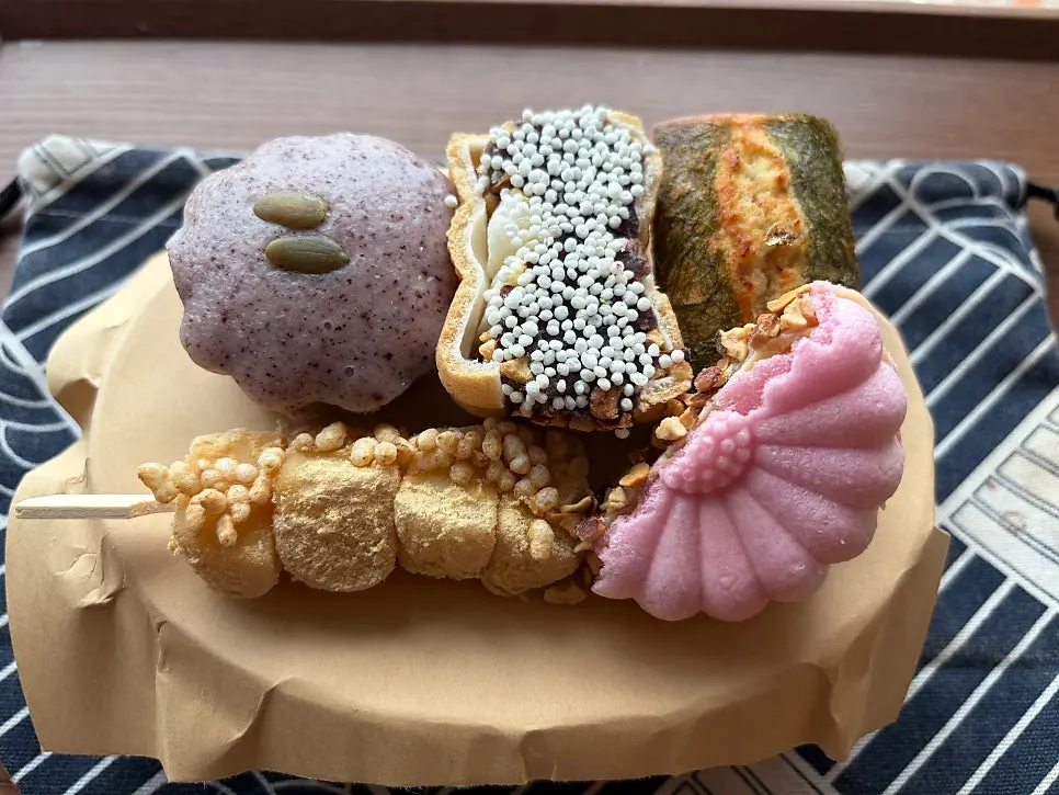 Suwolgyeonghwa's Dalbodeurae box of sweets in a wooden box
