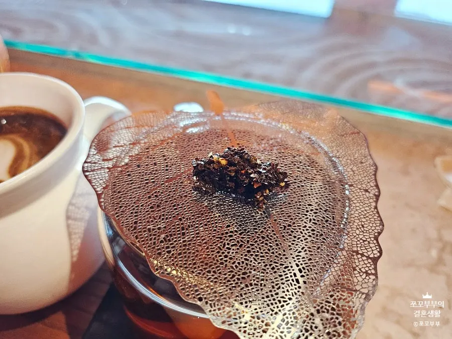 Interior of Suwolgyeonghwa, a Blue Ribbon-picked tea café