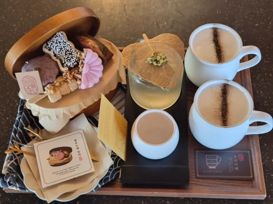 Suwolgyeonghwa drinks and dessert on the table