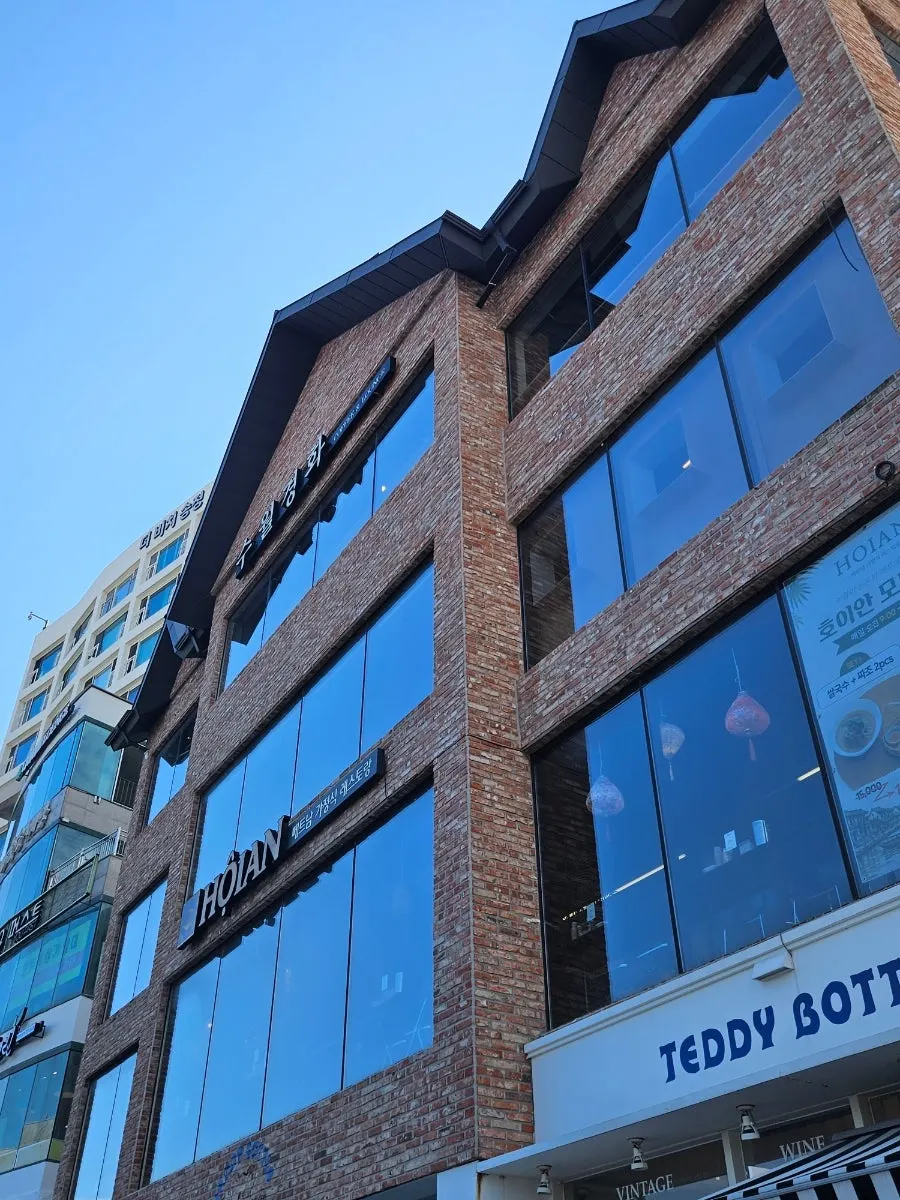 부산 송정 카페 수월경화 외관과 계단