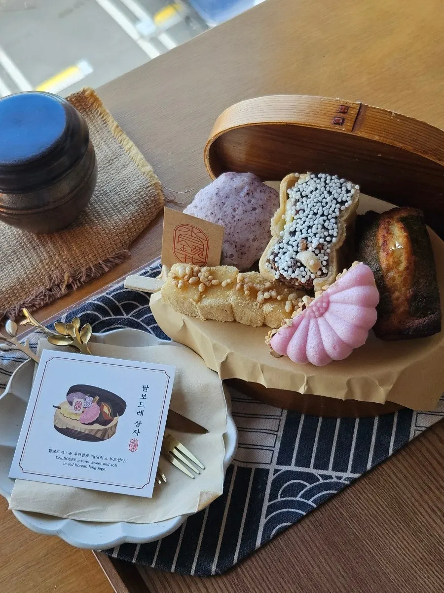 찻잎과 주전자로 차려진 수월경화 차 세트